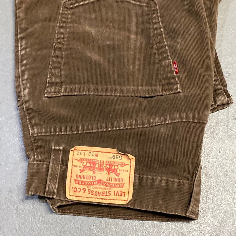Men’s 2000s Levi’s 559 Relaxed Straight Fit Brown Corduroy pants. Size 32 x 32.